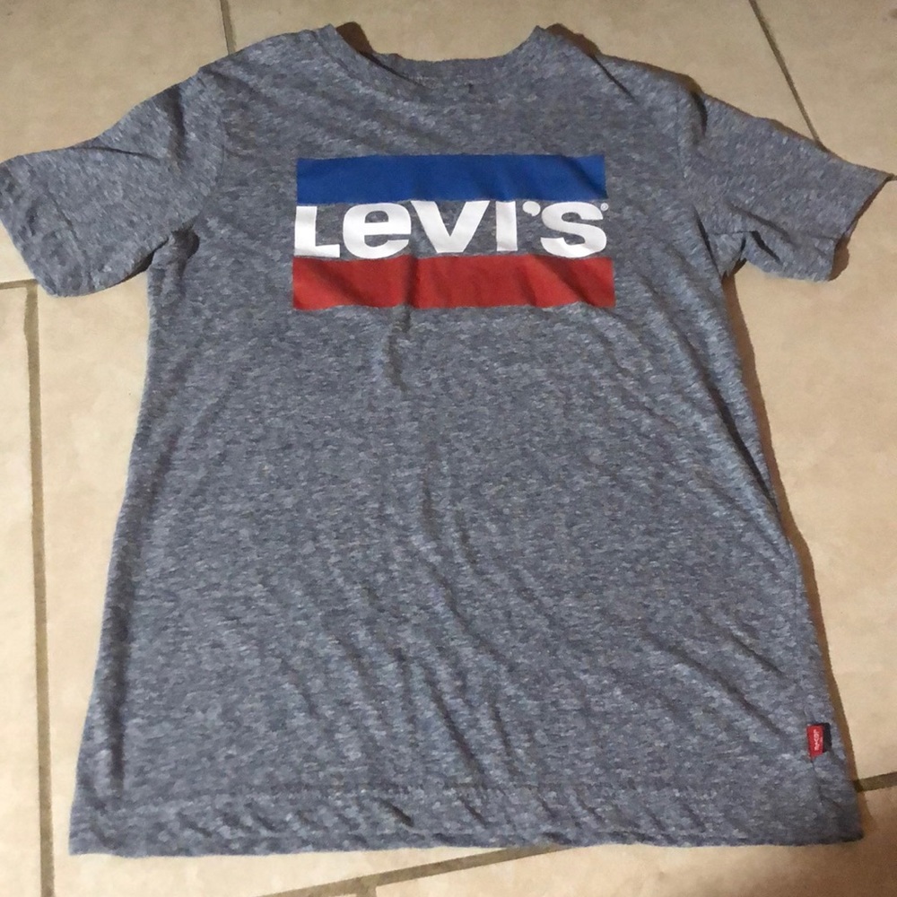 A Levi’s t-shirt - Picture 1 of 1